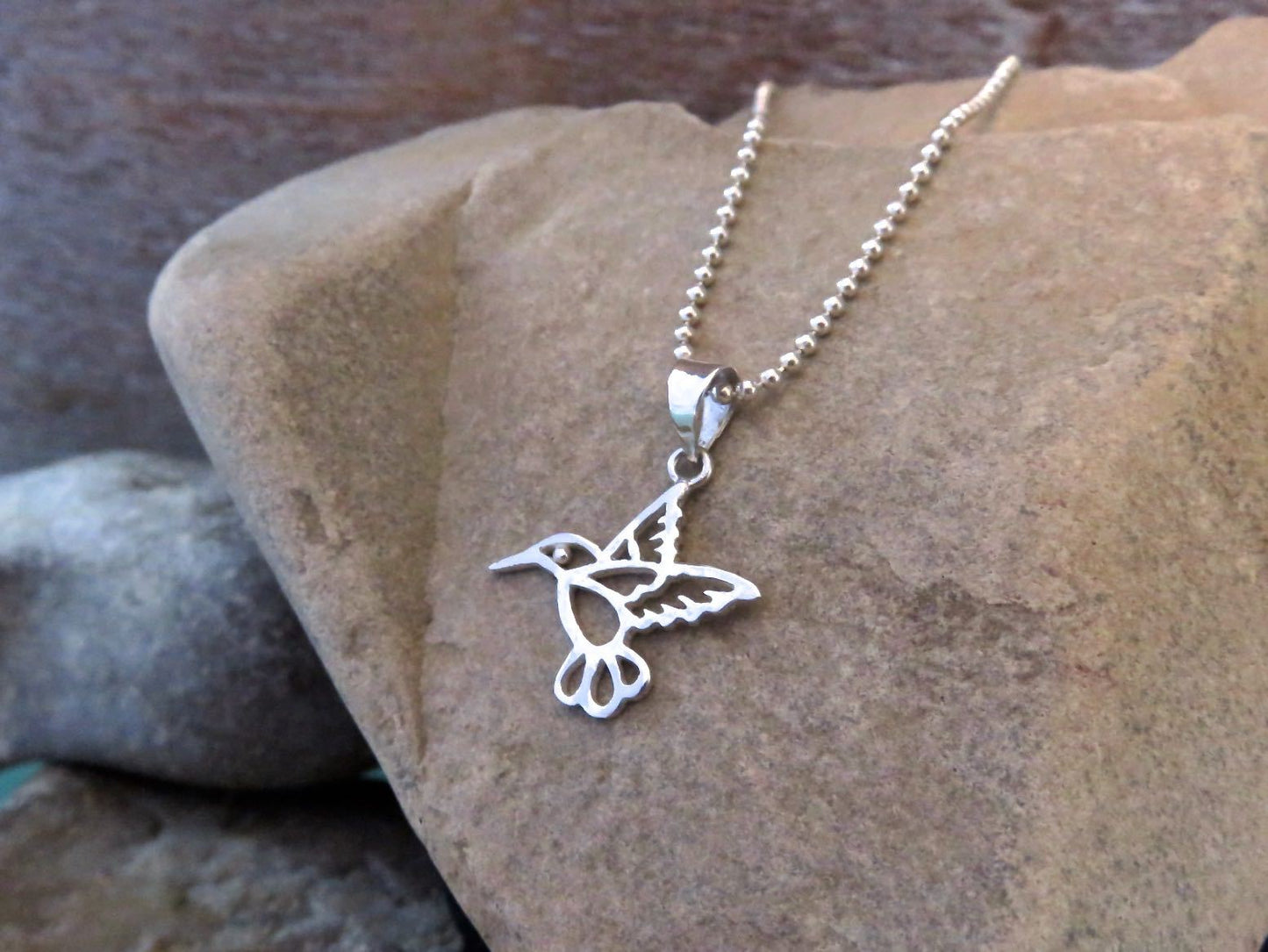 Anhänger mit Kolibri Motiv an Kugelkette aus Silber
