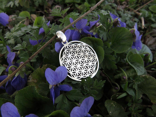 kleiner Anhänger mit dem Motiv der Lebensblume aus Silber