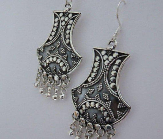 granulierte Ohrringe mit baumelnden Kügelchen aus Silber