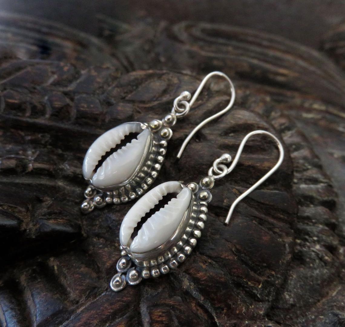 Pendant with a set shell decorated with silver dots