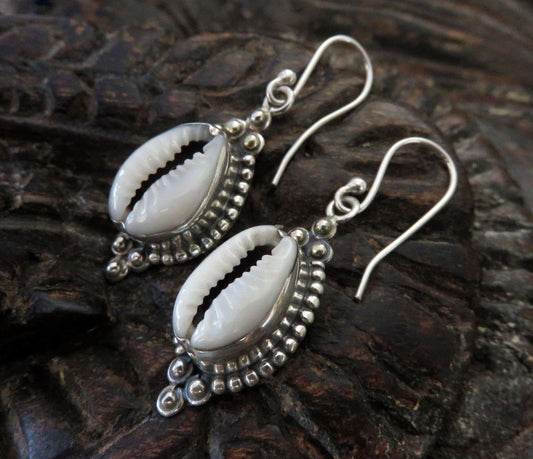 Earrings with shell and dots made of silver