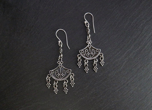 detailliert verzierte Ohrringe mit baumelnden Elementen aus Silber im orientalischen Stil