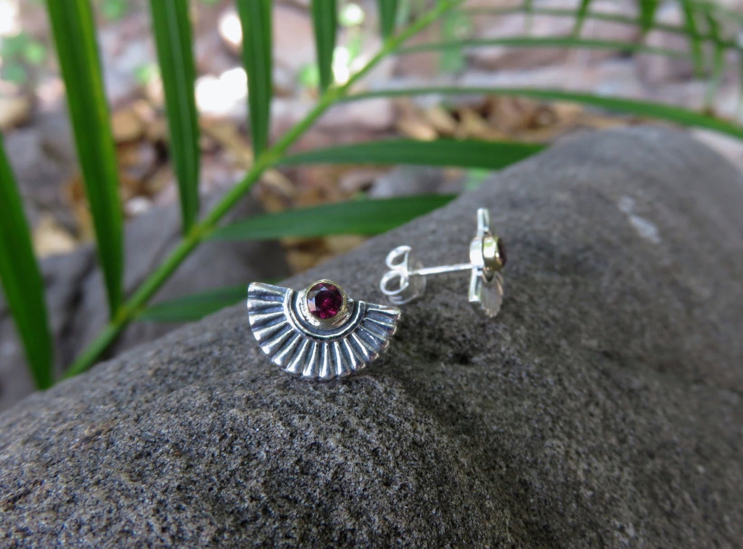 Fan-shaped stud earrings with garnet made of silver and brass