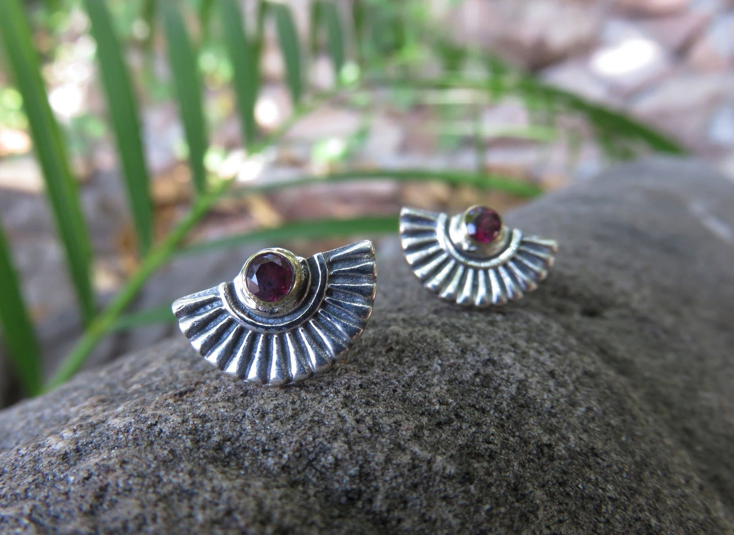 Fan-shaped stud earrings with garnet made of silver and brass