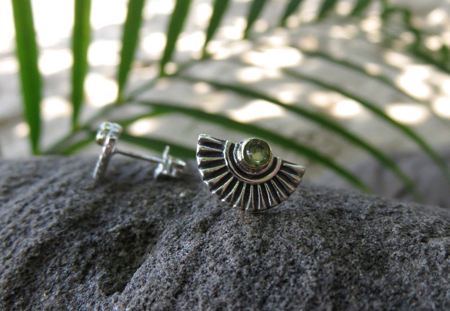 Fan-shaped earrings with peridot made of silver and brass