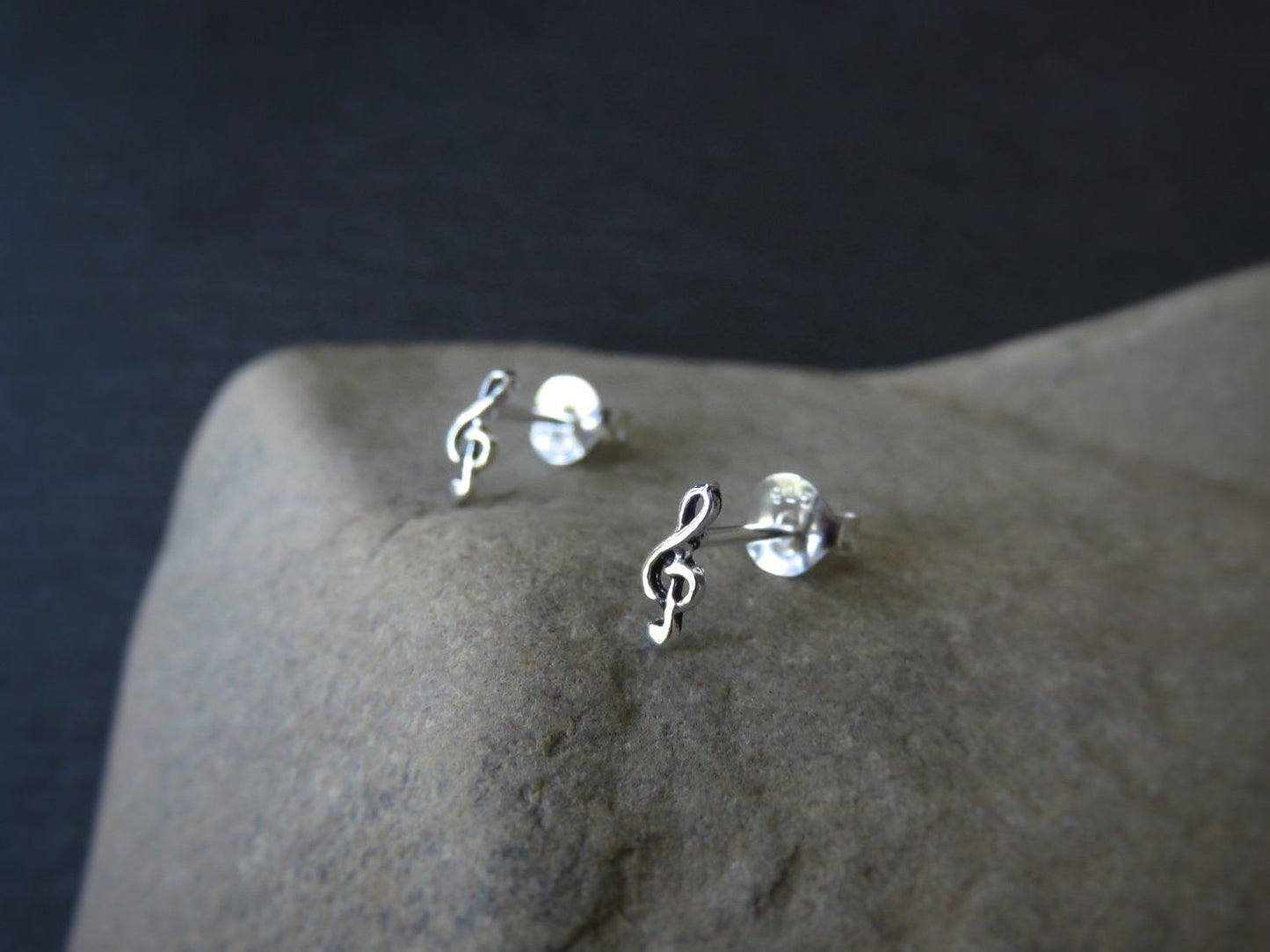 kleine Violinschlüssel Ohrstecker aus Silber