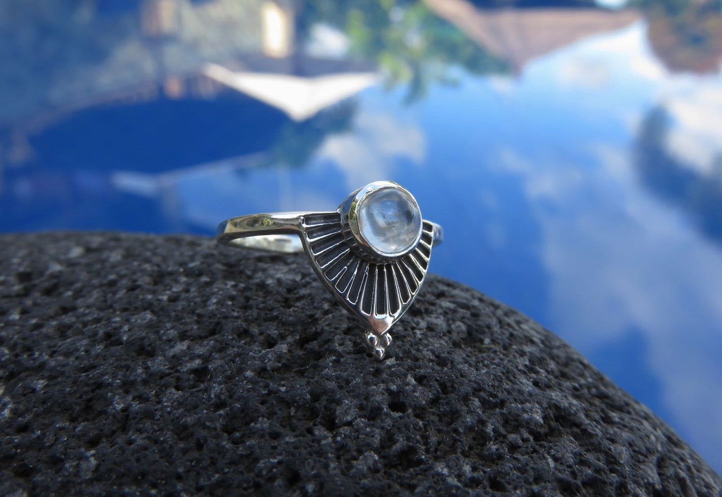Ring with stone and filigree pattern made of silver