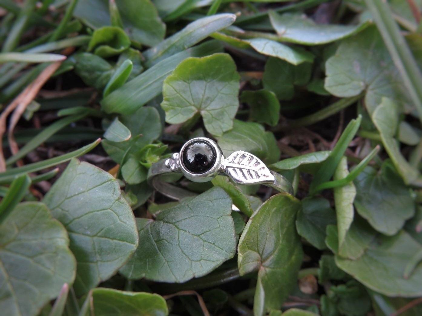 Silver ring with leaf, dots and onyx stone