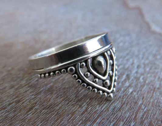 verspielter Ring verziert mit Kügelchen aus Silber