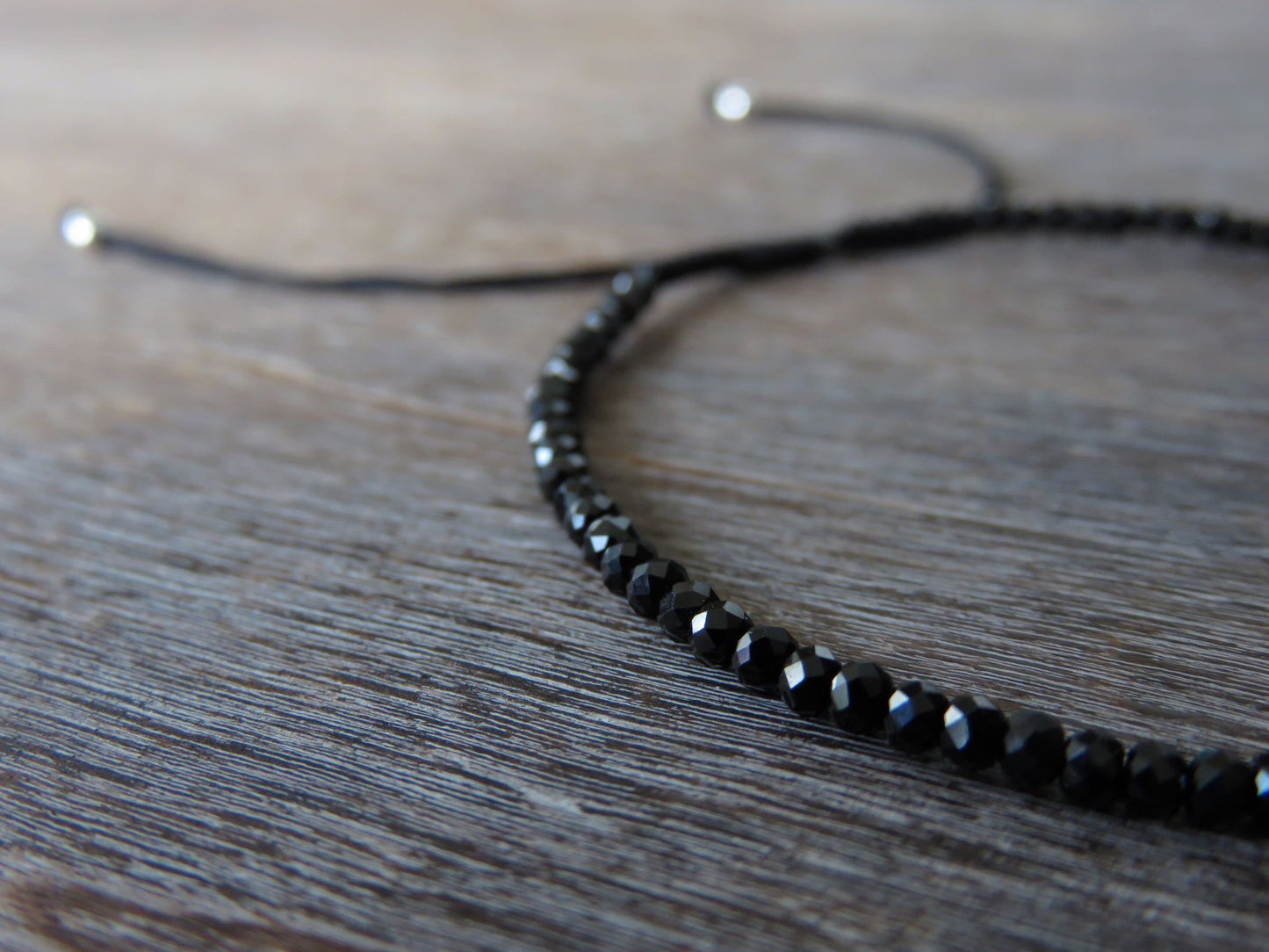 Armband mit kleinen schwarzen Spinell Steinchen
