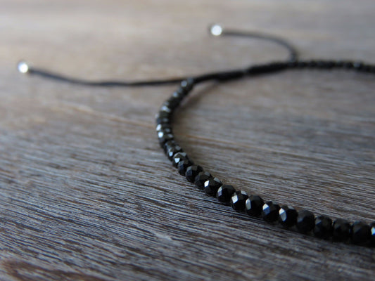Armband mit kleinen schwarzen Spinell Steinchen