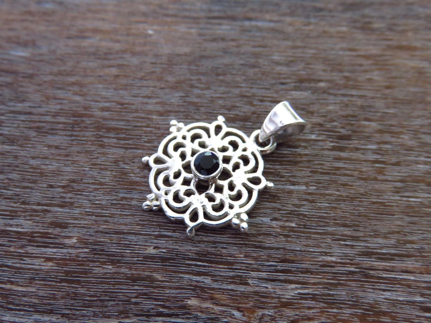 kleiner filigraner Anhänger mit schwarzem Spinell aus Silber