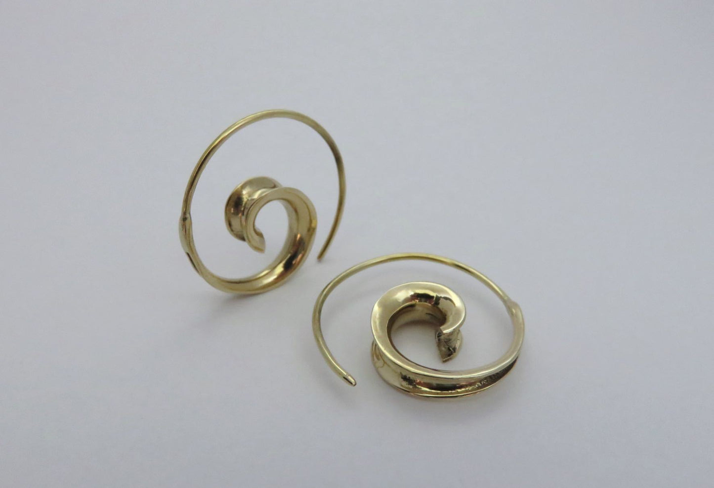 kleine schlichte Spiral Ohrringe aus Messing