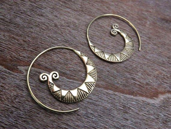 große Spiral Ohrringe mit Zickzack Muster aus Messing