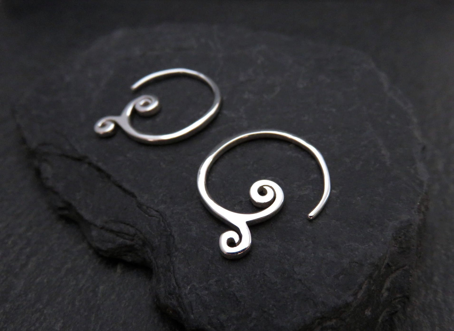 schlichte kleine Ohrringe mit Spiralen aus Silber