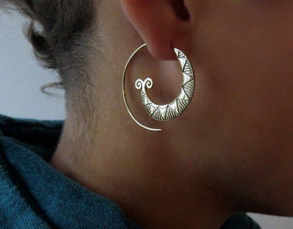 große Spiral Ohrringe mit Zickzack Muster aus Messing