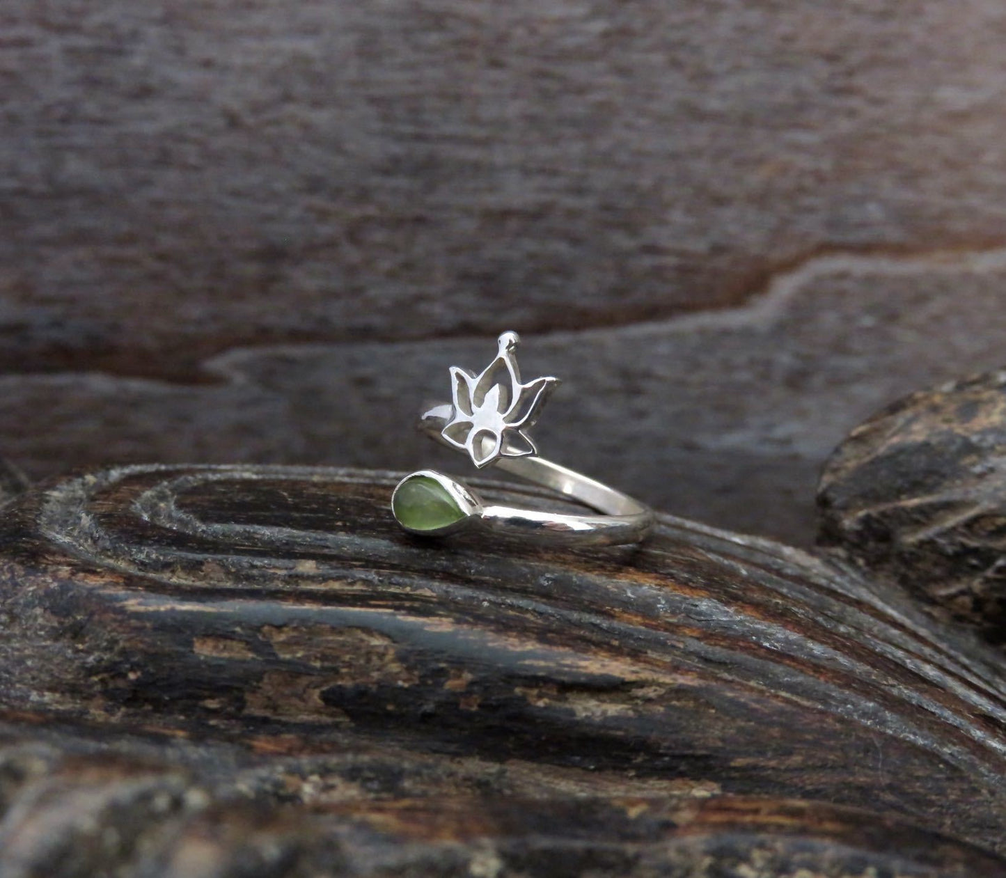 Toe ring with small stone and flower made of silver