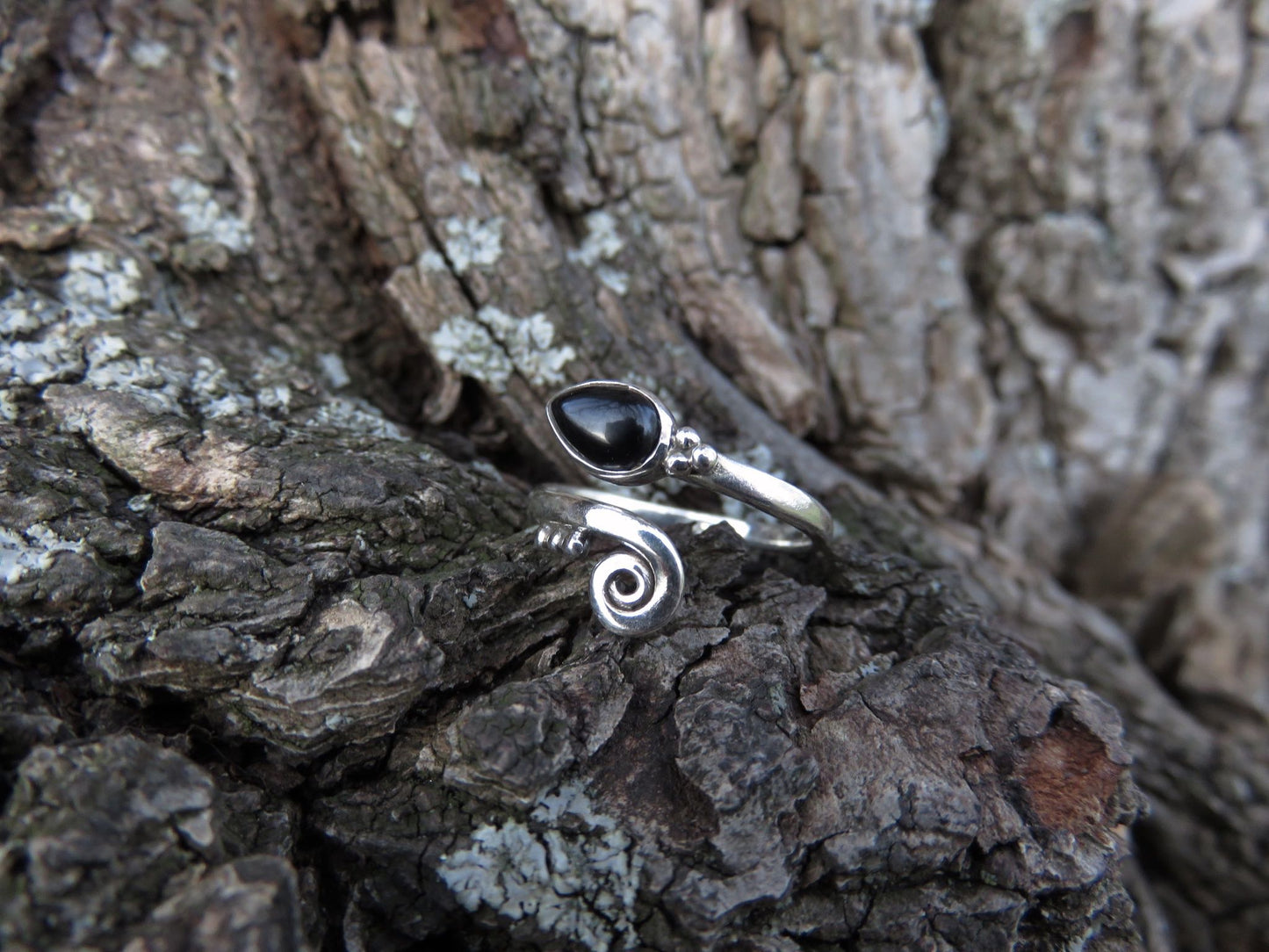 Toe ring with spiral and drop-shaped stone made of silver