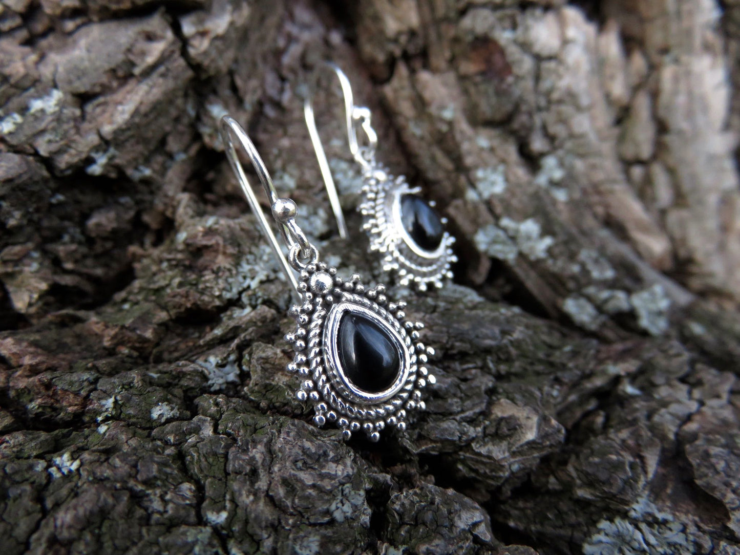 kleine Ohrringe aus Silber mit Stein in Tropfenform