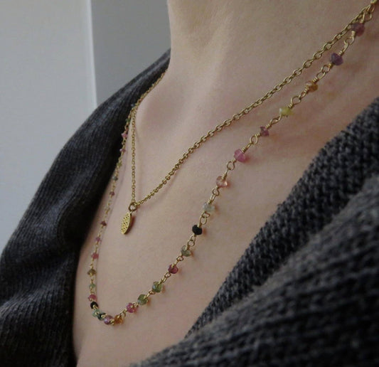 Kette aus Messing mit kleinen Turmalin Steinen und Blume