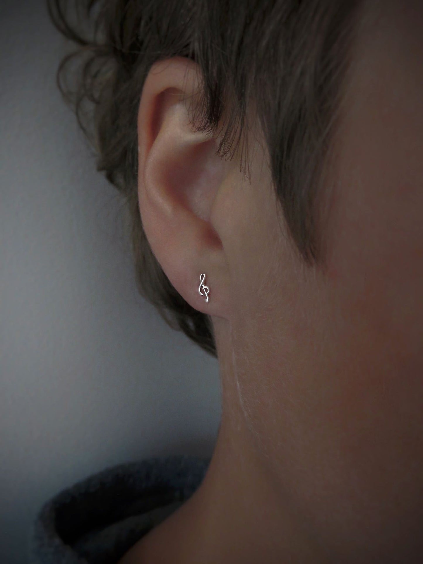 kleine Violinschlüssel Ohrstecker aus Silber