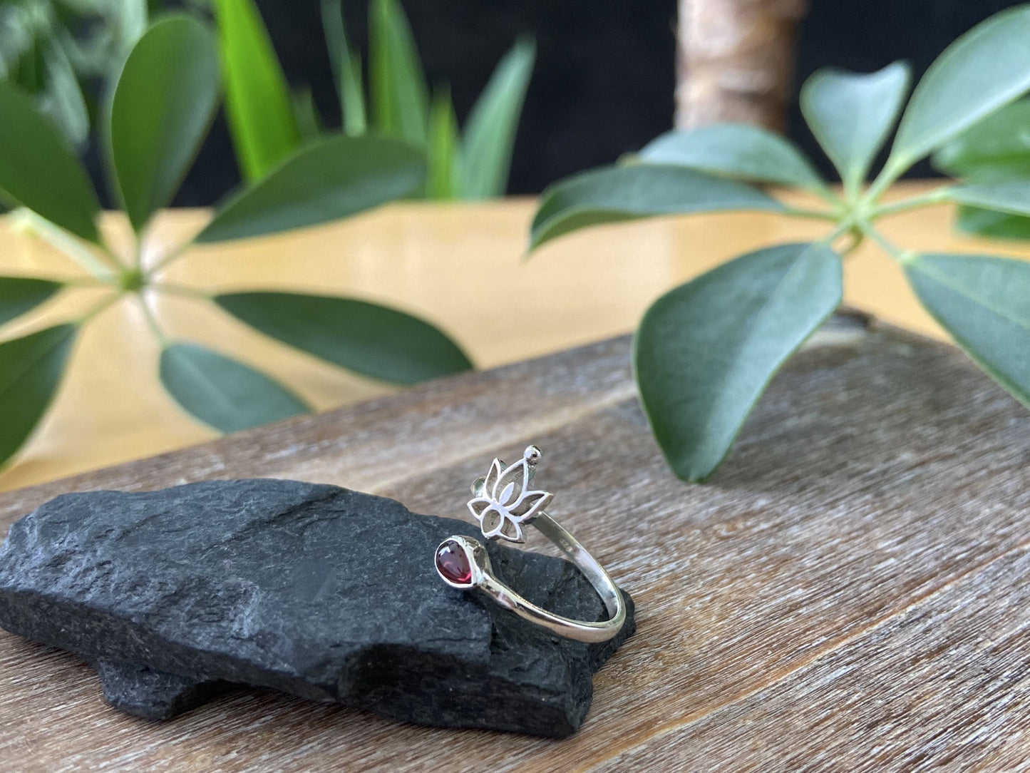 Toe ring with small stone and flower made of silver