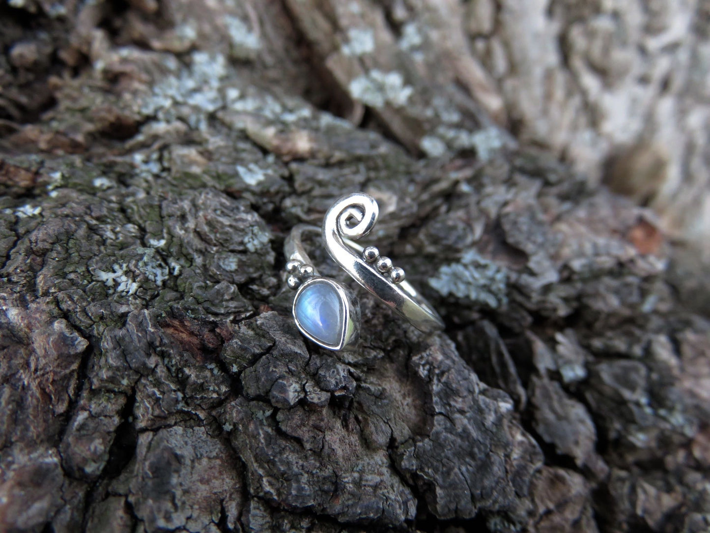 Toe ring with spiral and drop-shaped stone made of silver