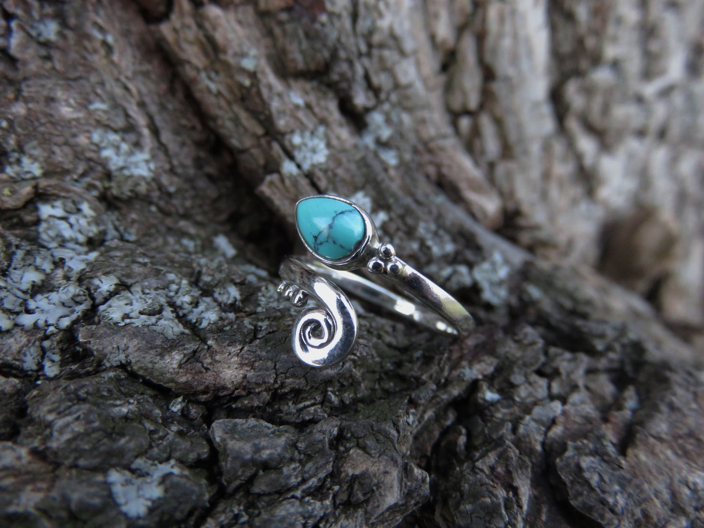 Toe ring with spiral and drop-shaped stone made of silver