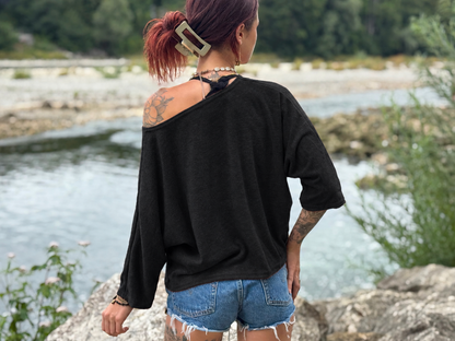 half-length, loose knitted top in blue 