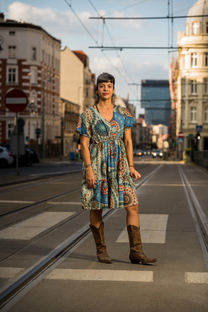 locker geschnittenes buntes Sommerkleid mit Ärmeln, blau rot