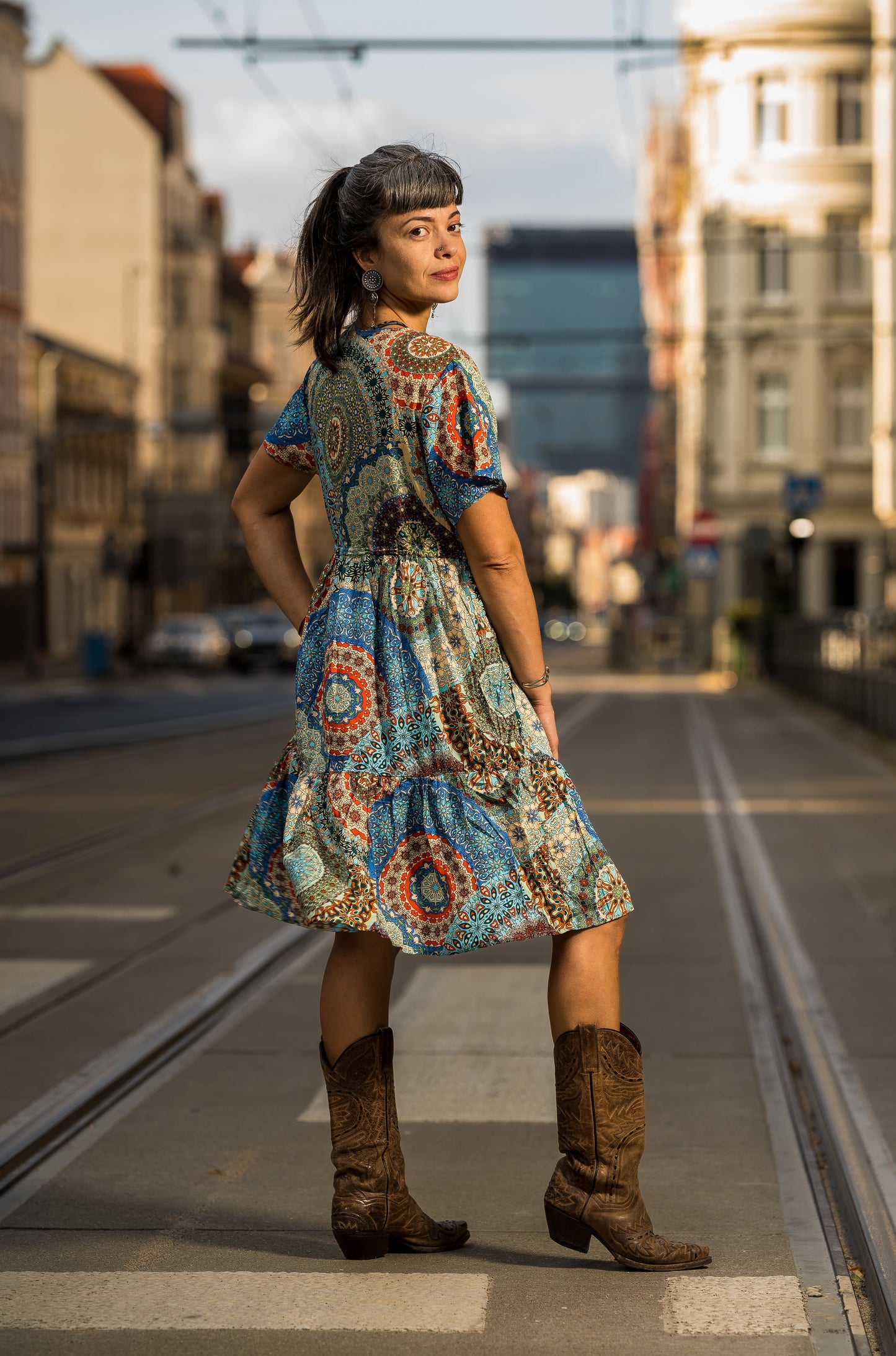 locker geschnittenes buntes Sommerkleid mit Ärmeln, blau rot