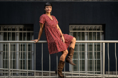 locker geschnittenes buntes Sommerkleid mit Ärmeln, rot weiß