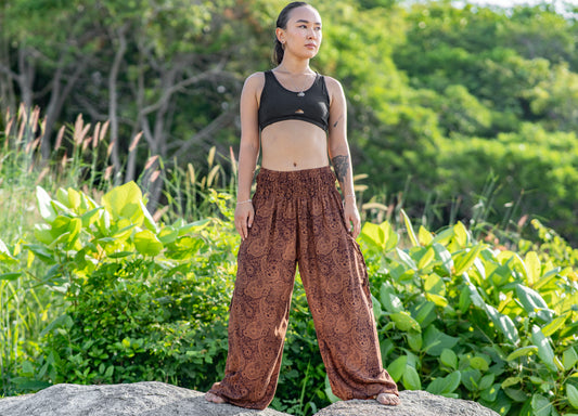 Airy harem pants with a delicate paisley pattern in brown