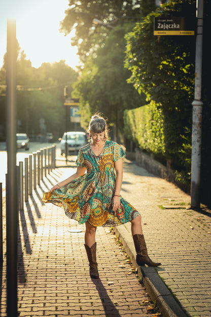 locker geschnittenes buntes Sommerkleid mit Ärmeln, bunt gelb türkis