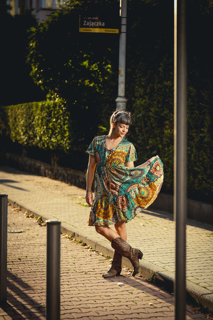 locker geschnittenes buntes Sommerkleid mit Ärmeln, bunt gelb türkis