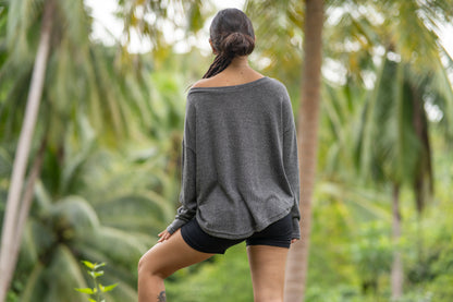 half-length, loose knitted top in gray 