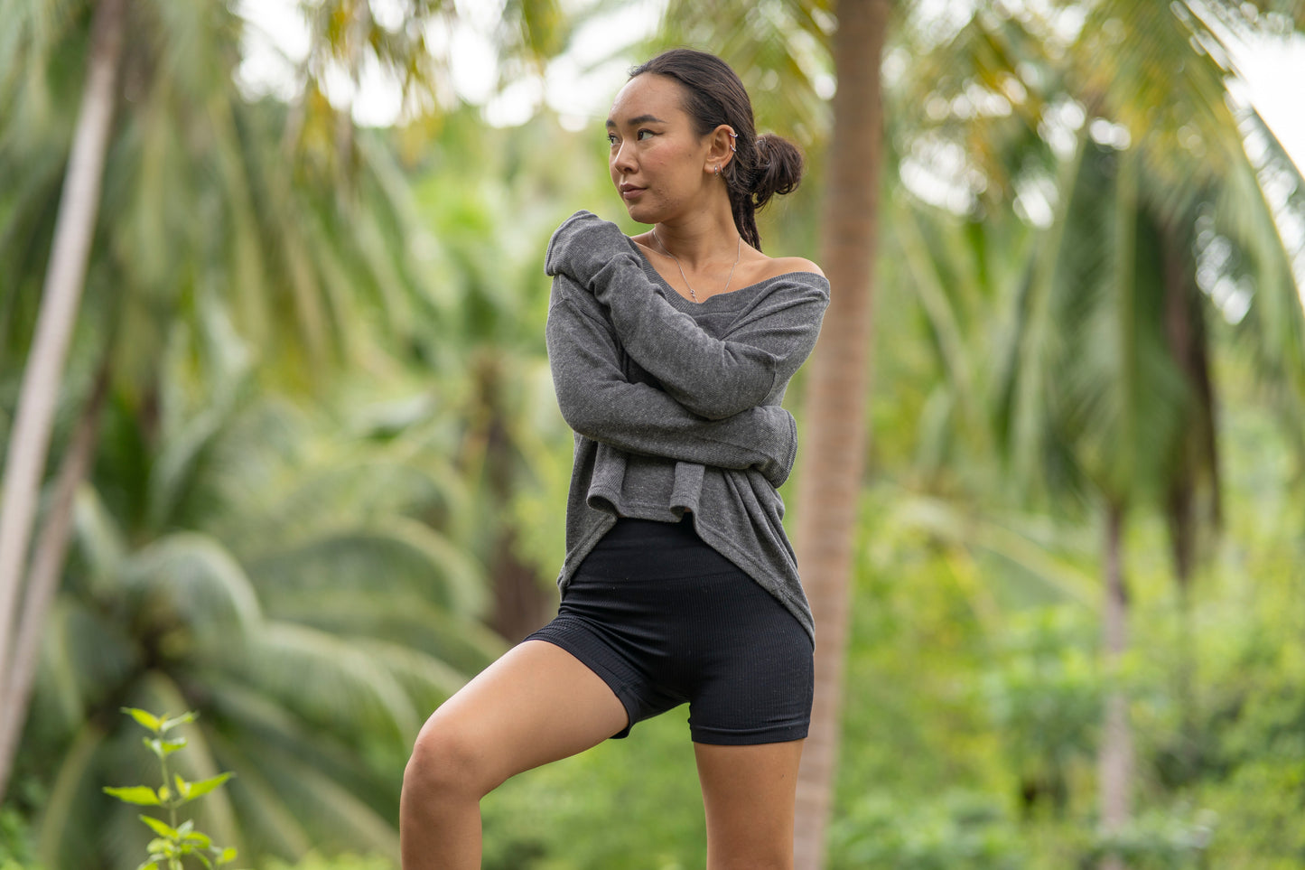 half-length, loose knitted top in gray 