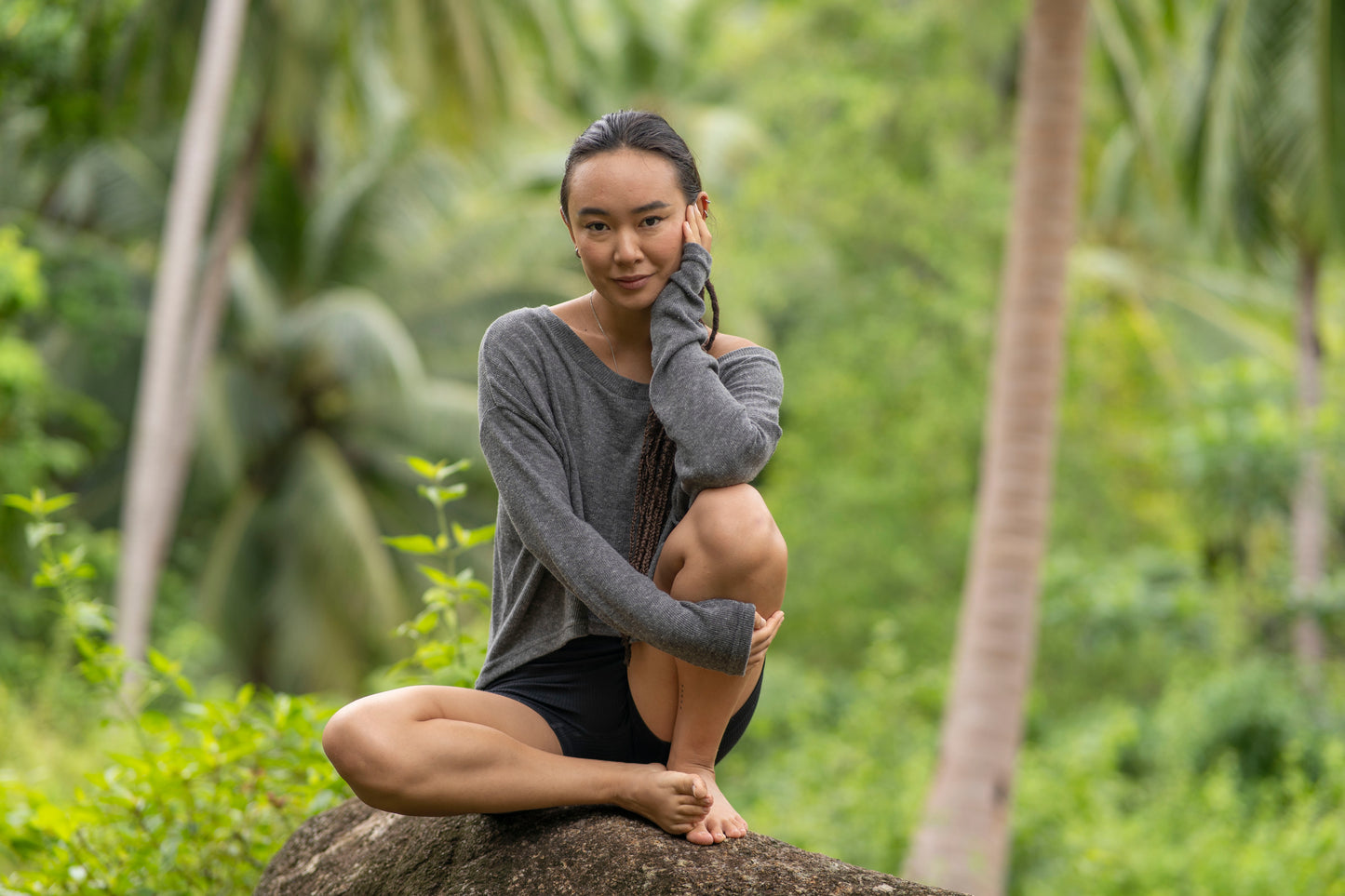 half-length, loose knitted top in gray 