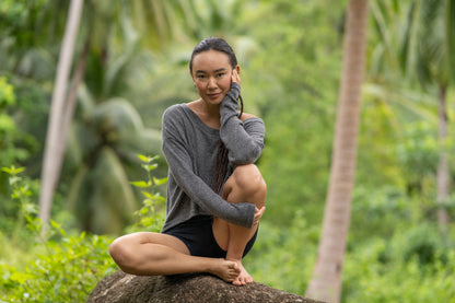 half-length, loose knitted top in gray 