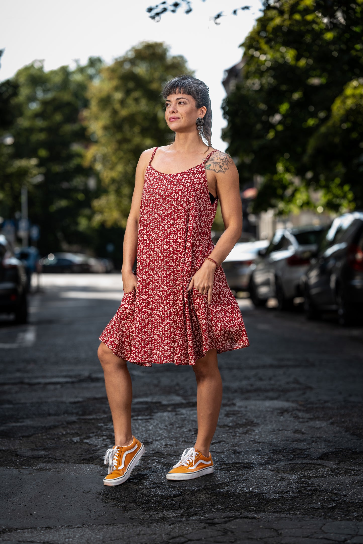 locker geschnittenes Sommerkleid mit Spaghetti Trägern und Taschen