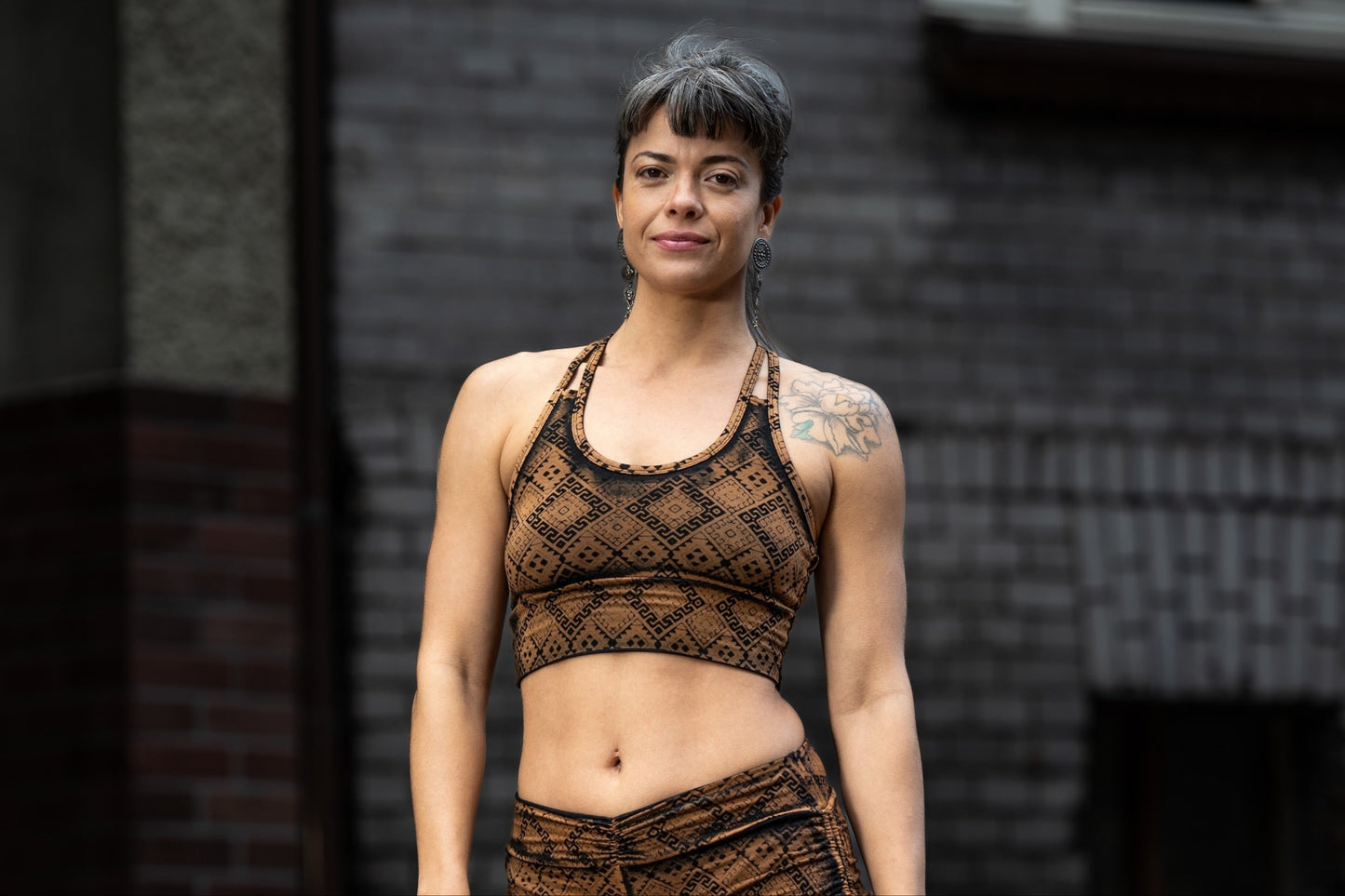 Batik Yoga Top mit geometrischem Muster in braun schwarz