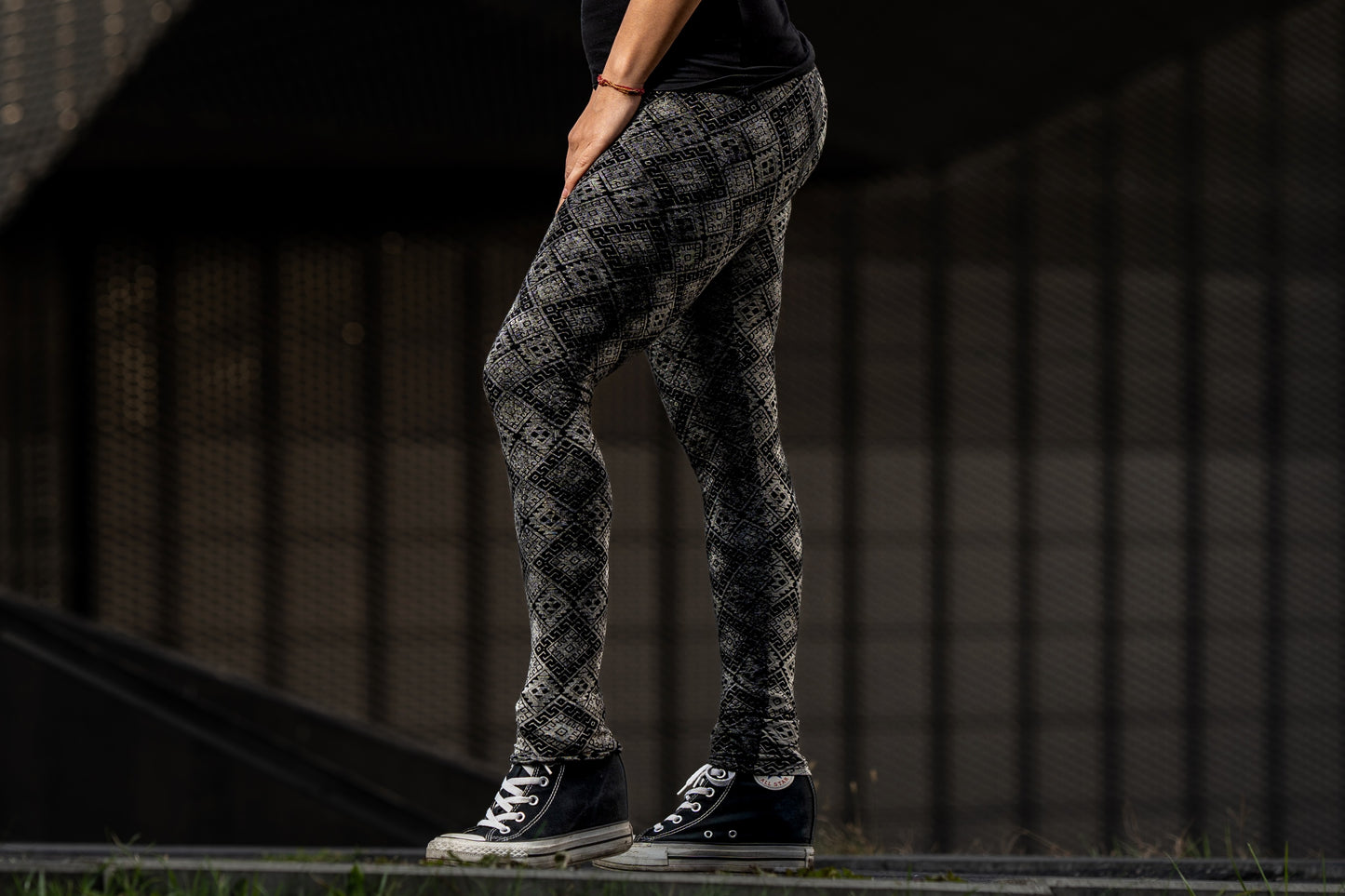 Batik Yoga Leggings mit geometrischem Muster in grau schwarz