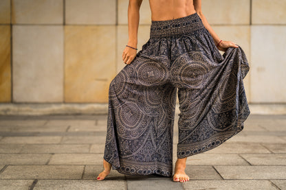 Airy harem pants with a floral pattern in brown with pockets