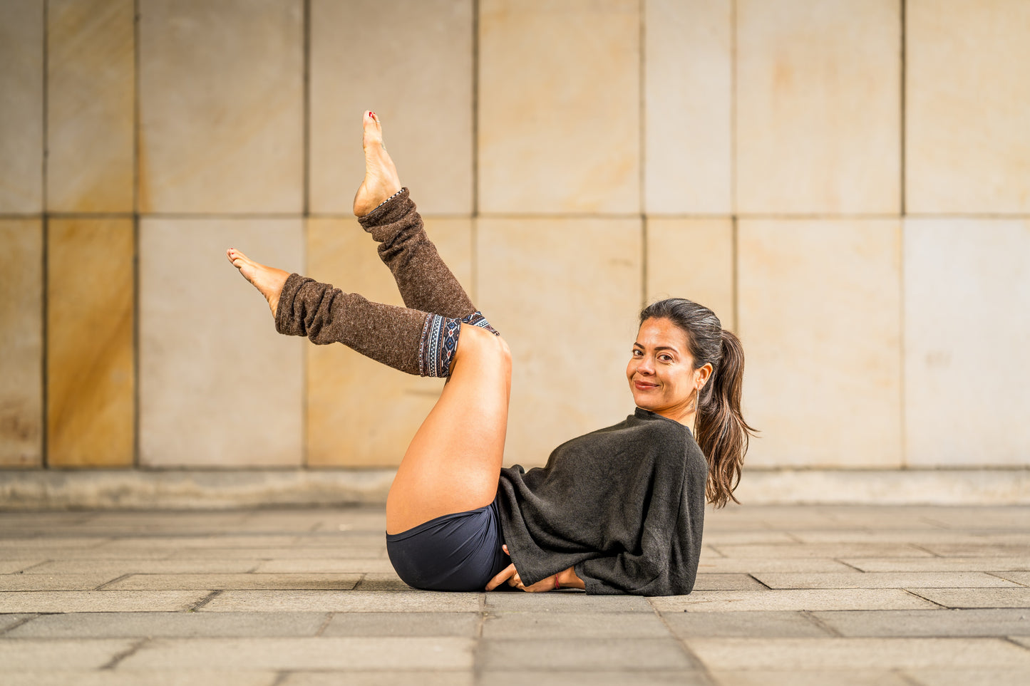 Boho Wendestulpen – Beinstulpen, Yoga & Tanz Stulpen, 4-in-1 Legwarmers Damen in braun/ gemustert