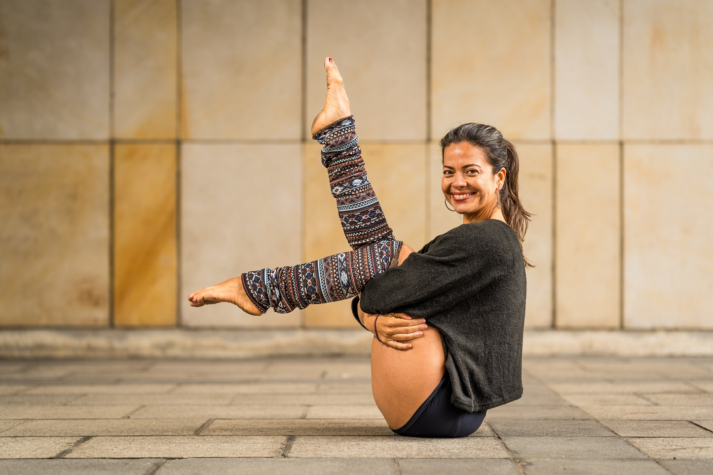 Boho Wendestulpen – Beinstulpen, Yoga & Tanz Stulpen, 4-in-1 Legwarmers Damen in braun/ gemustert