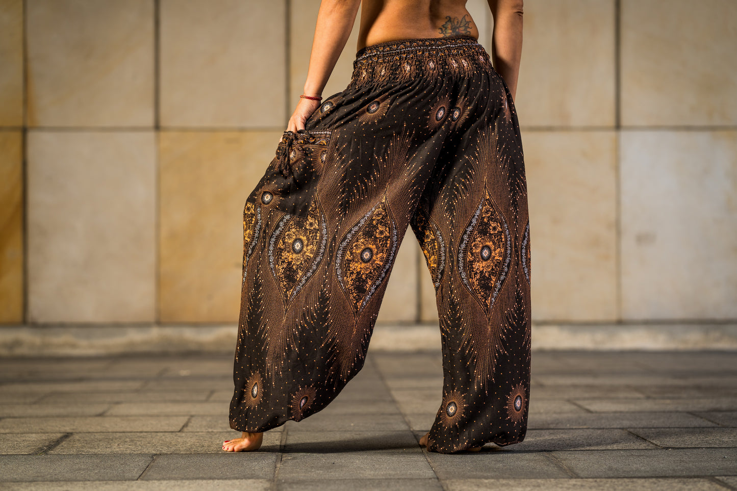 Airy harem pants with a floral pattern in brown with pockets