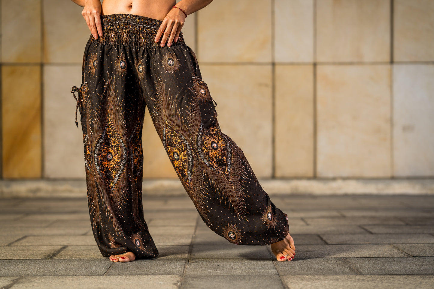 Airy harem pants with a floral pattern in brown with pockets
