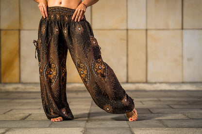 Airy harem pants with a floral pattern in brown with pockets
