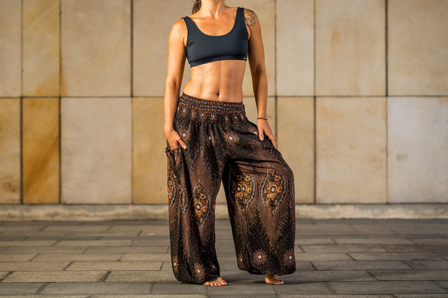 Airy harem pants with a floral pattern in brown with pockets