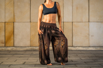 Airy harem pants with a floral pattern in brown with pockets